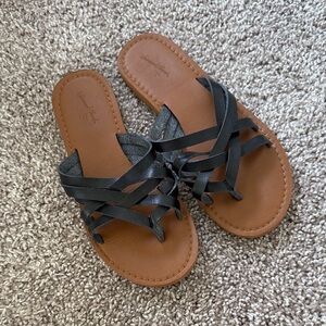 Universal Threads Flip Flops